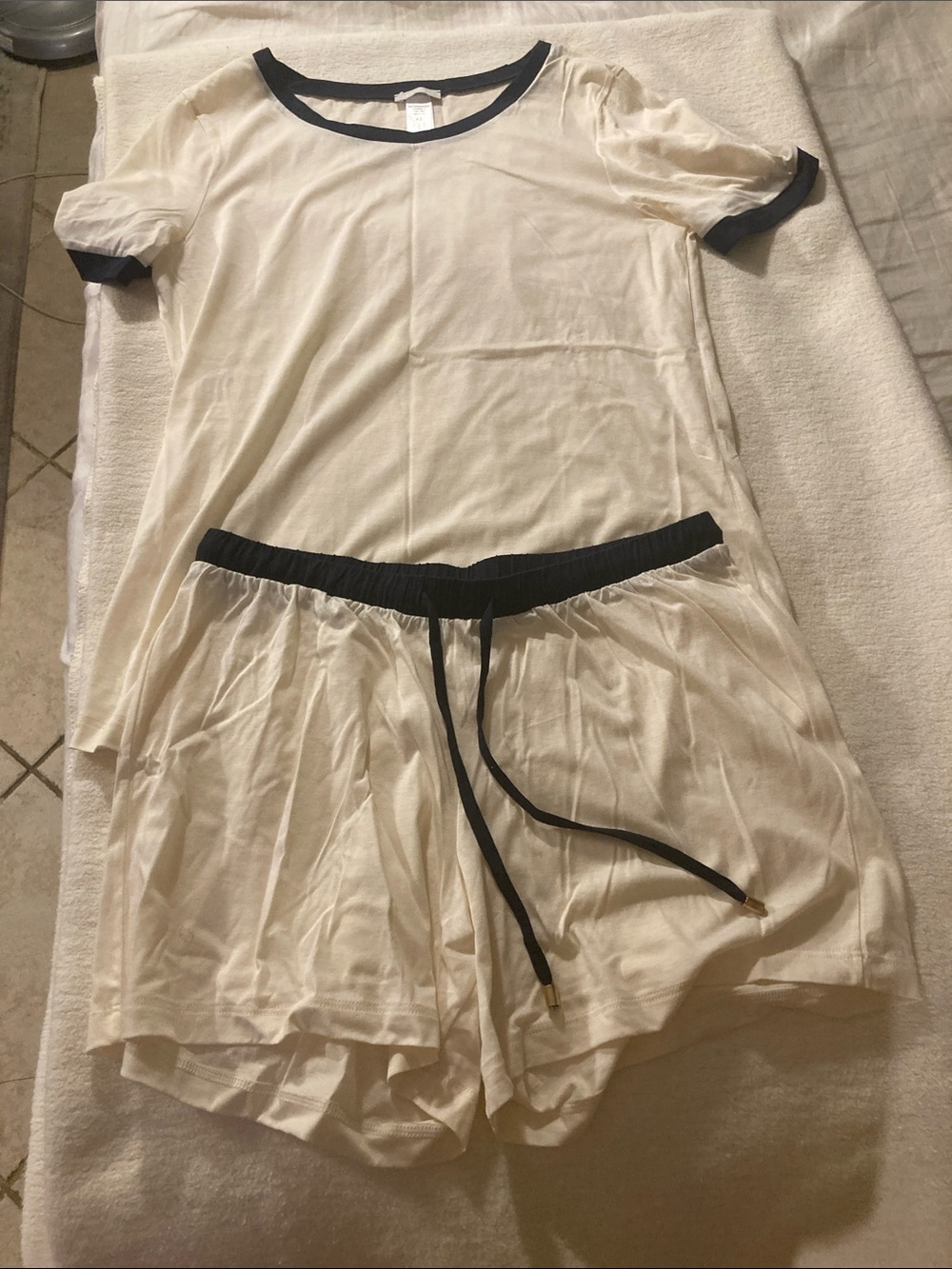 NWOT Hanro Cream Short Sleeve Pajama Short Set with Black Trim